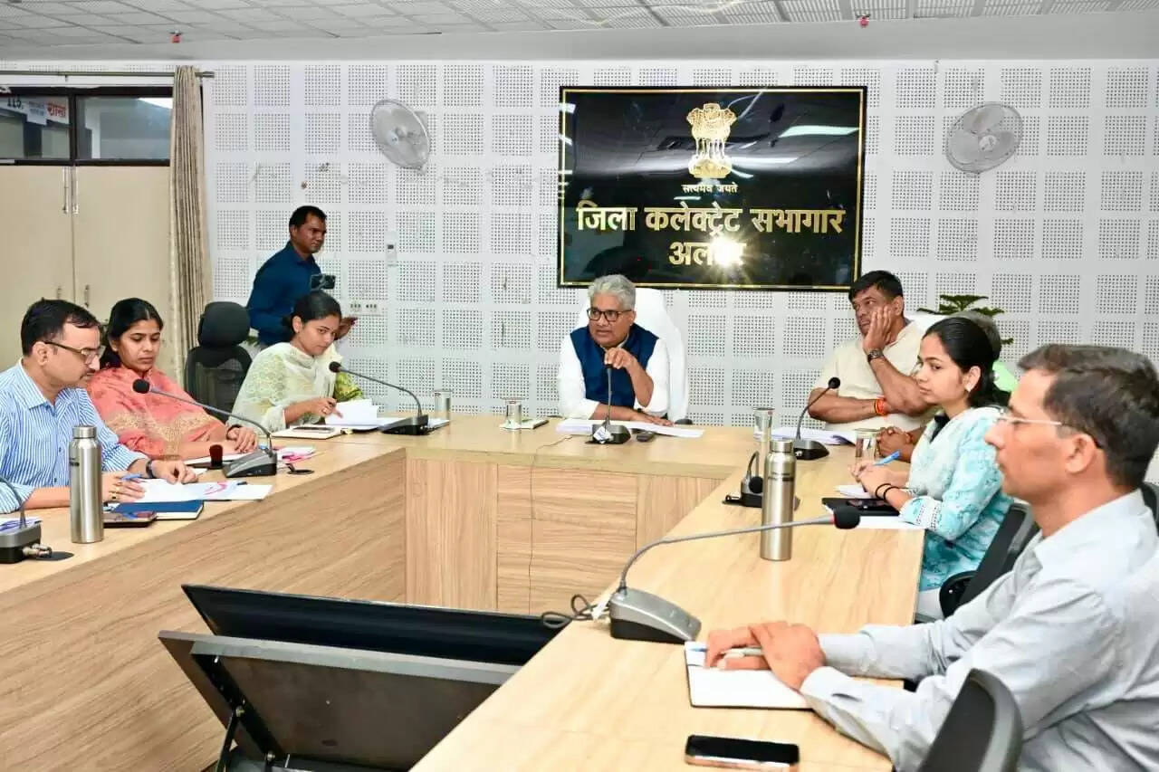 केंद्रीय मंत्री भूपेन्द्र यादव ने अलवर में की स्वच्छता अभियान व समग्र विकास की समीक्षा, अधिकारियों को दिए दिशा-निर्देश