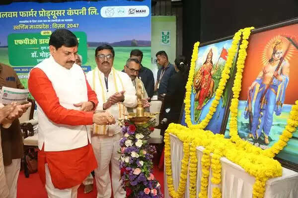 MP News: मुख्यमंत्री मोहन यादव को स्व-सहायता समूह की बहनों ने बांधीं बांस से बनी राखियां