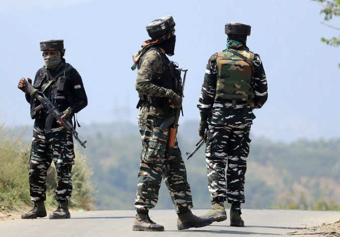 Srinagar: पुलवामा में आतंकवादी ने CRPF जवान से छीनी राइफल