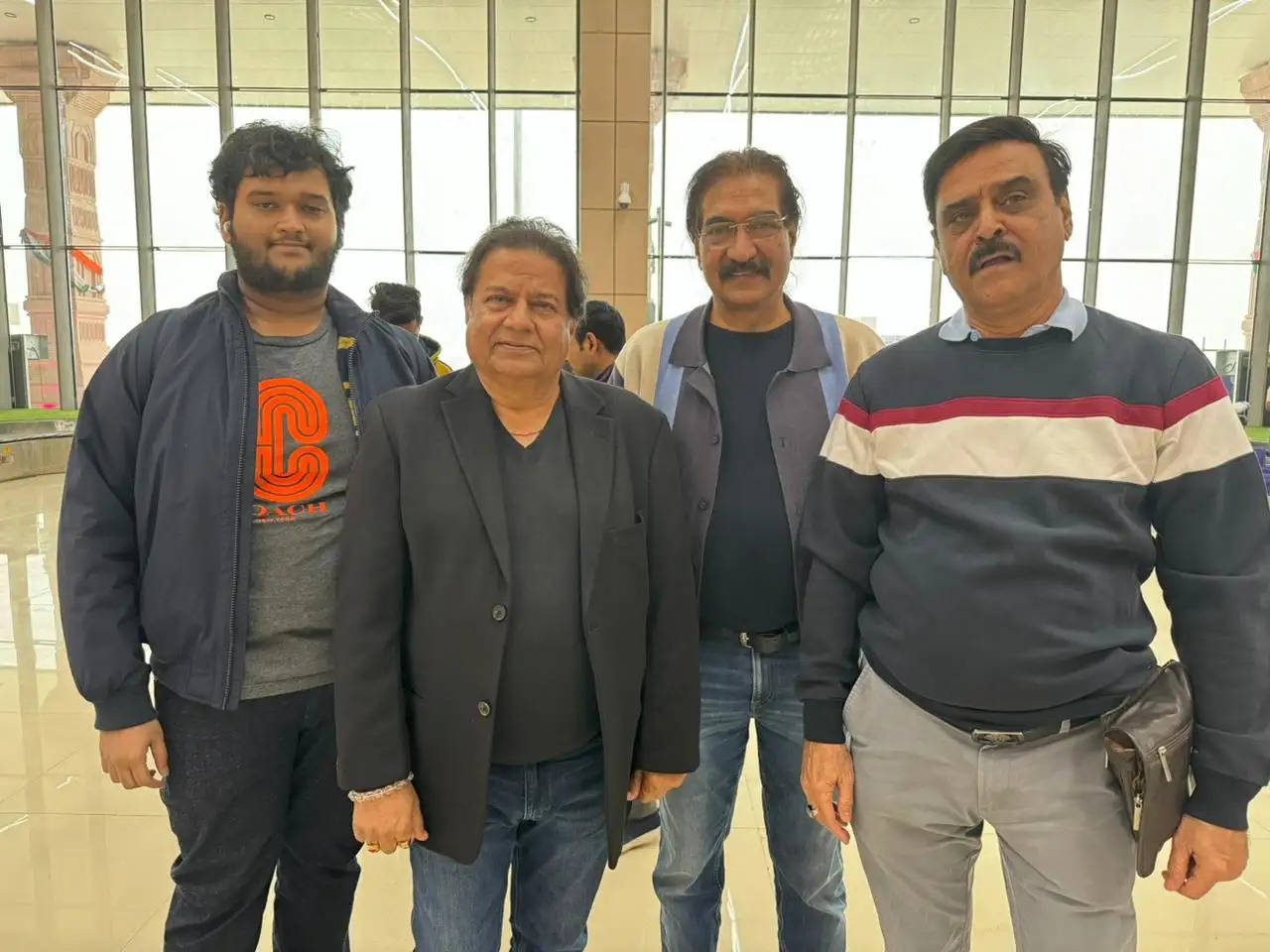 मास्क टीवी की फिल्म "हिंदुत्व" की टीम अनूप जलोटा के साथ मुम्बई से अयोध्या के लिए रवाना हुई ।