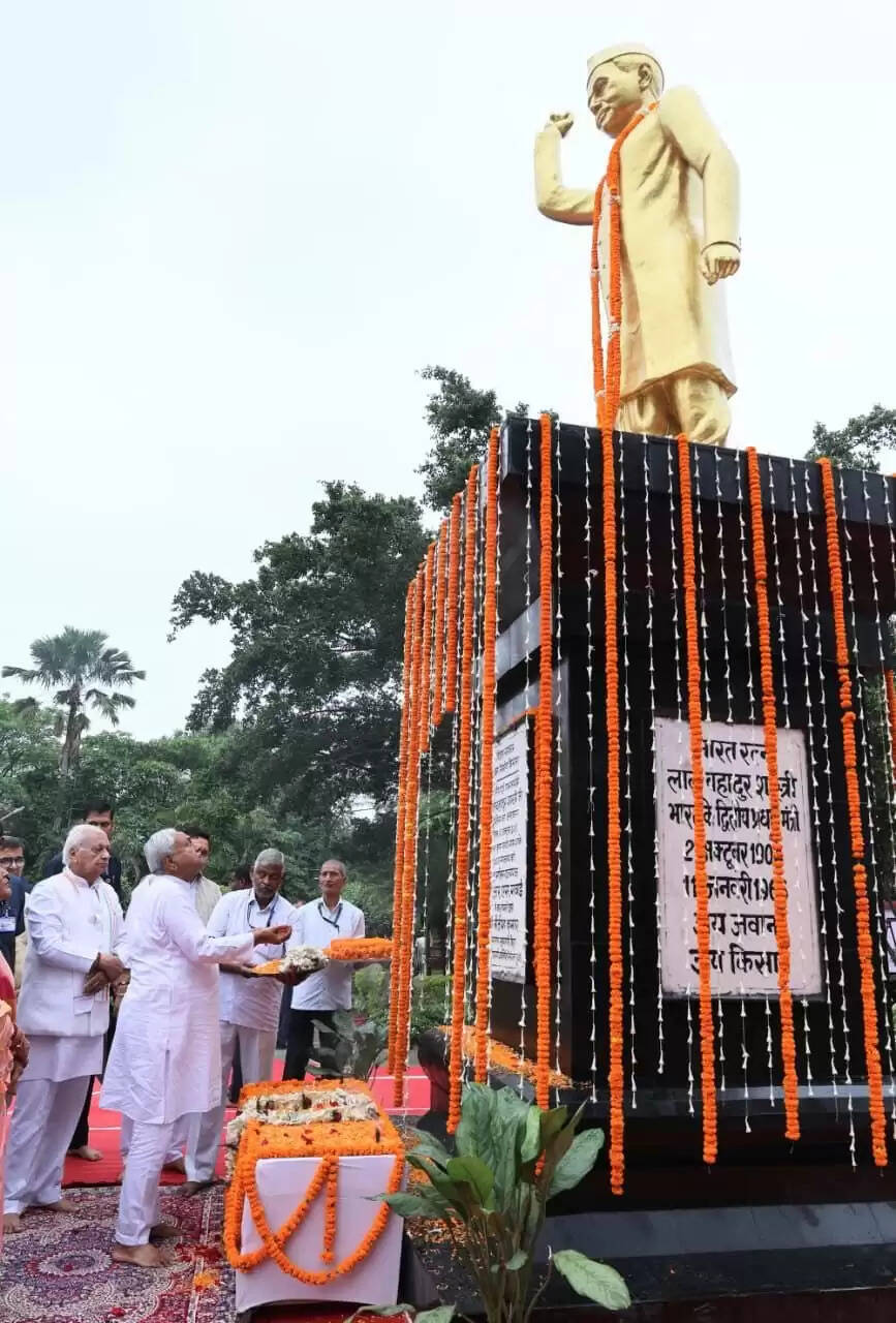 भारत के पूर्व प्रधानमंत्री लाल बहादुर शास्त्री जी की जयंती पटना में धूमधाम से मनाई गई, राज्यपाल एवं सीएम नीतीश ने दी श्रद्धांजलि
