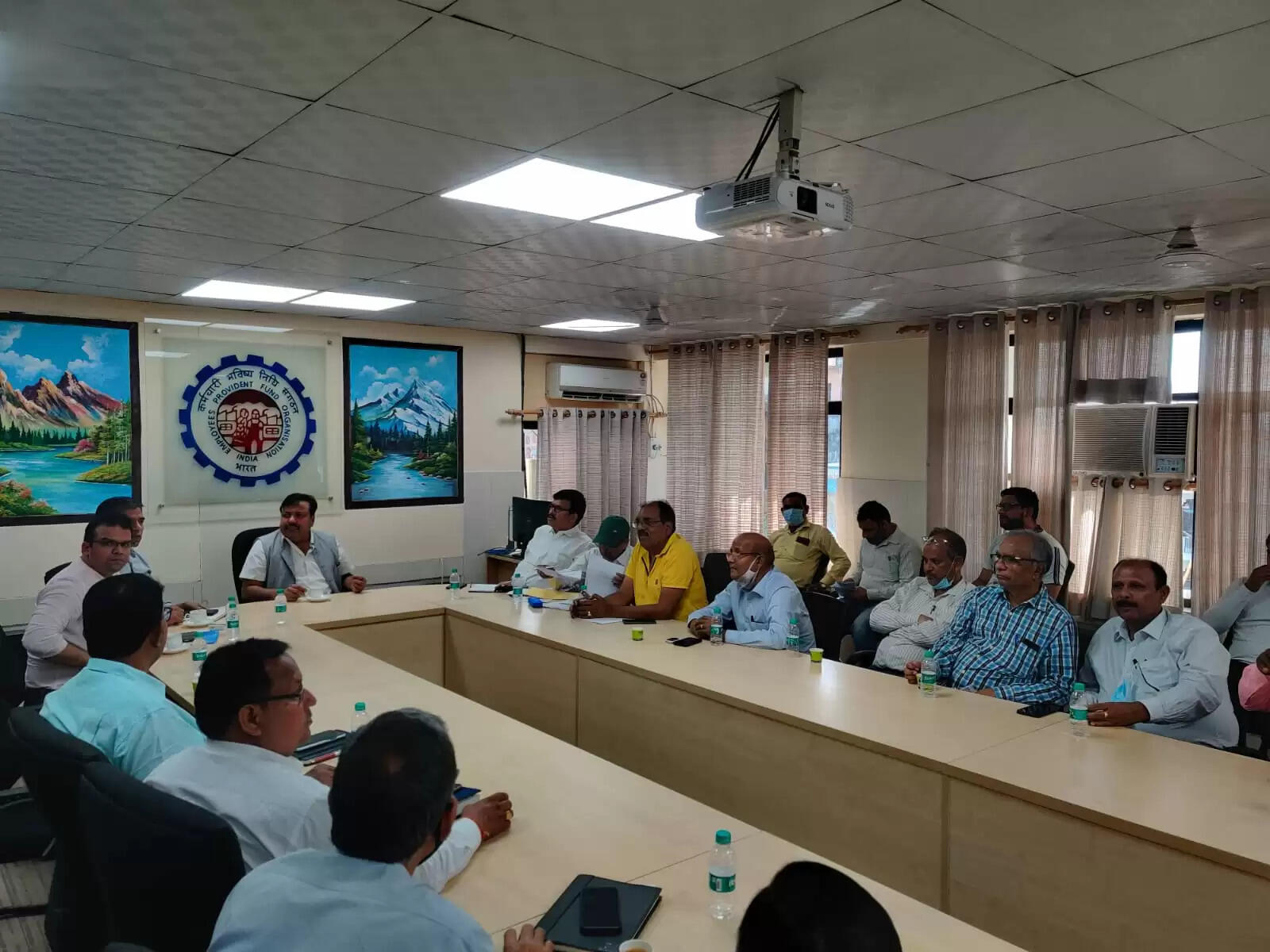 ईपीएफ: पीएफ अधिकारियों ने PF एसोसिएशन के साथ बैठ की