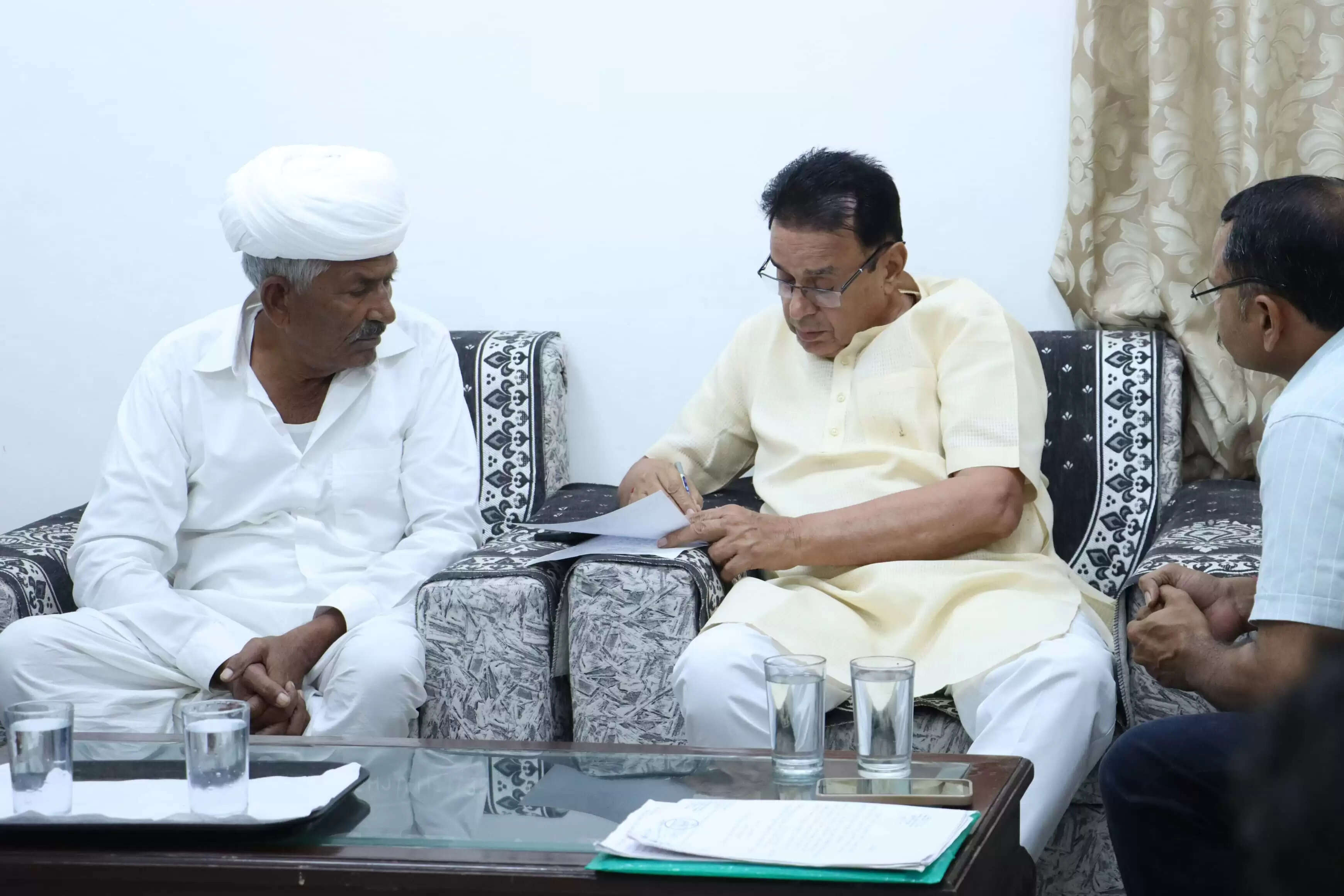 Rajasthan News: संसदीय कार्य मंत्री ने सर्किट हाउस में सुनी आमजन की समस्याएं- प्रत्येक शिकायत पर तत्परता से कार्रवाई के दिए निर्देश