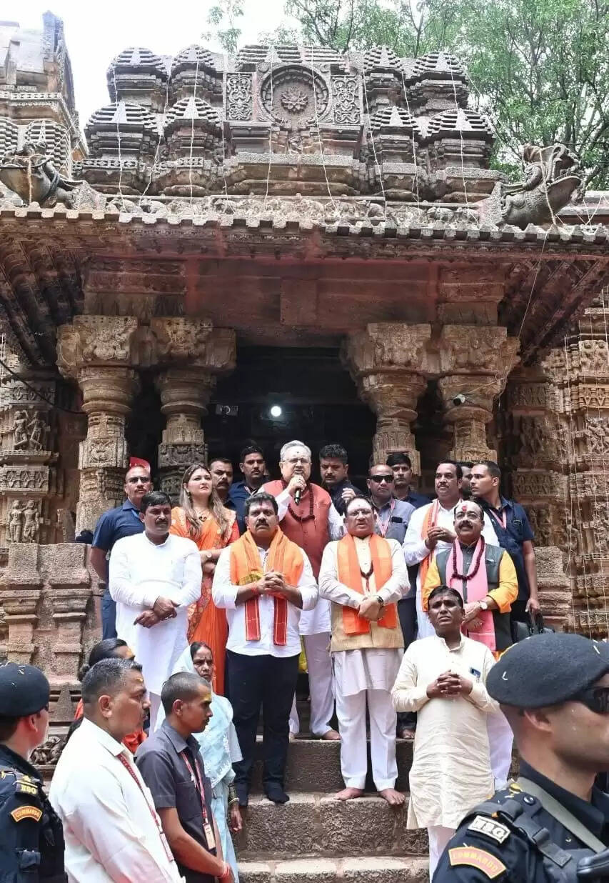 CG News: हर-हर महादेव से गूंज उठा भोरमदेव: मुख्यमंत्री साय ने हेलीकॉप्टर से पुष्पवर्षा कर हजारों कांवड़ियों का किया भव्य स्वागत