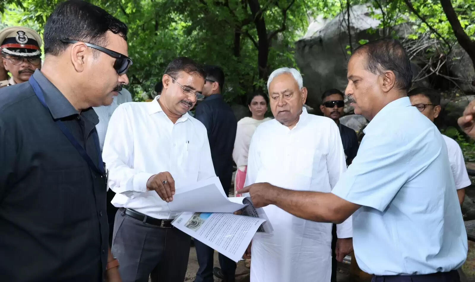 Bihar News: सीएम नीतीश कुमार ने जहानाबाद के बाराबर क्षेत्र में विकास कार्यों का लिया जायजा, अधिकारियों को दिये आवश्यक निर्देश