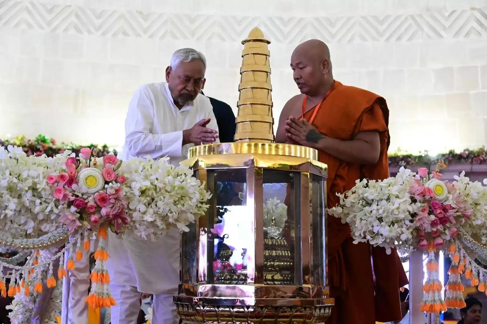 CM नीतीश ने वैशाली में ऐतिहासिक बुद्ध सम्यक दर्शन संग्रहालय एवं स्मृति स्तूप का किया उद्घाटन, 15 देशों से बौद्ध धर्मावलंबी और बौद्ध भिक्षु हुए शामिल।