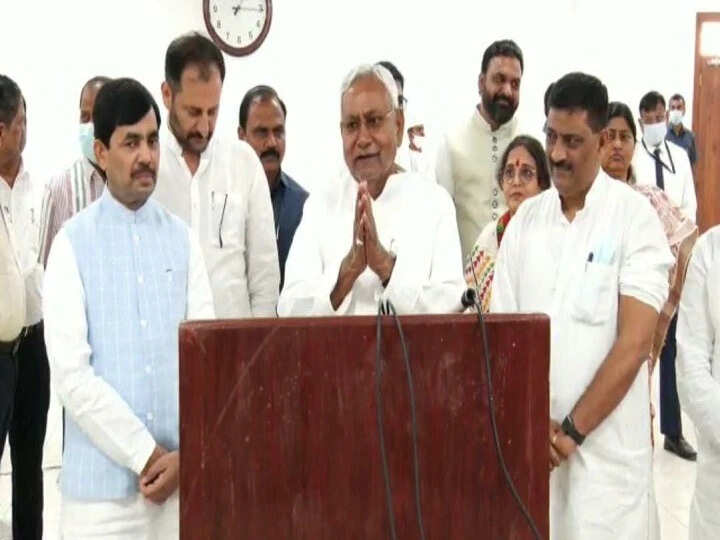 बिहार के मुख्यमंत्री नीतीश कुमार&nbsp;ने पत्रकारों से हाथ जोड़कर कहा&nbsp;कोरोना की चौथी लहर से लोगों को अलर्ट करे