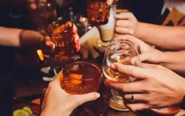 Bihar News: पटना के एक होटल में शराब पार्टी करते हुए 15 लोग गिरफ्तार, शराब जप्त