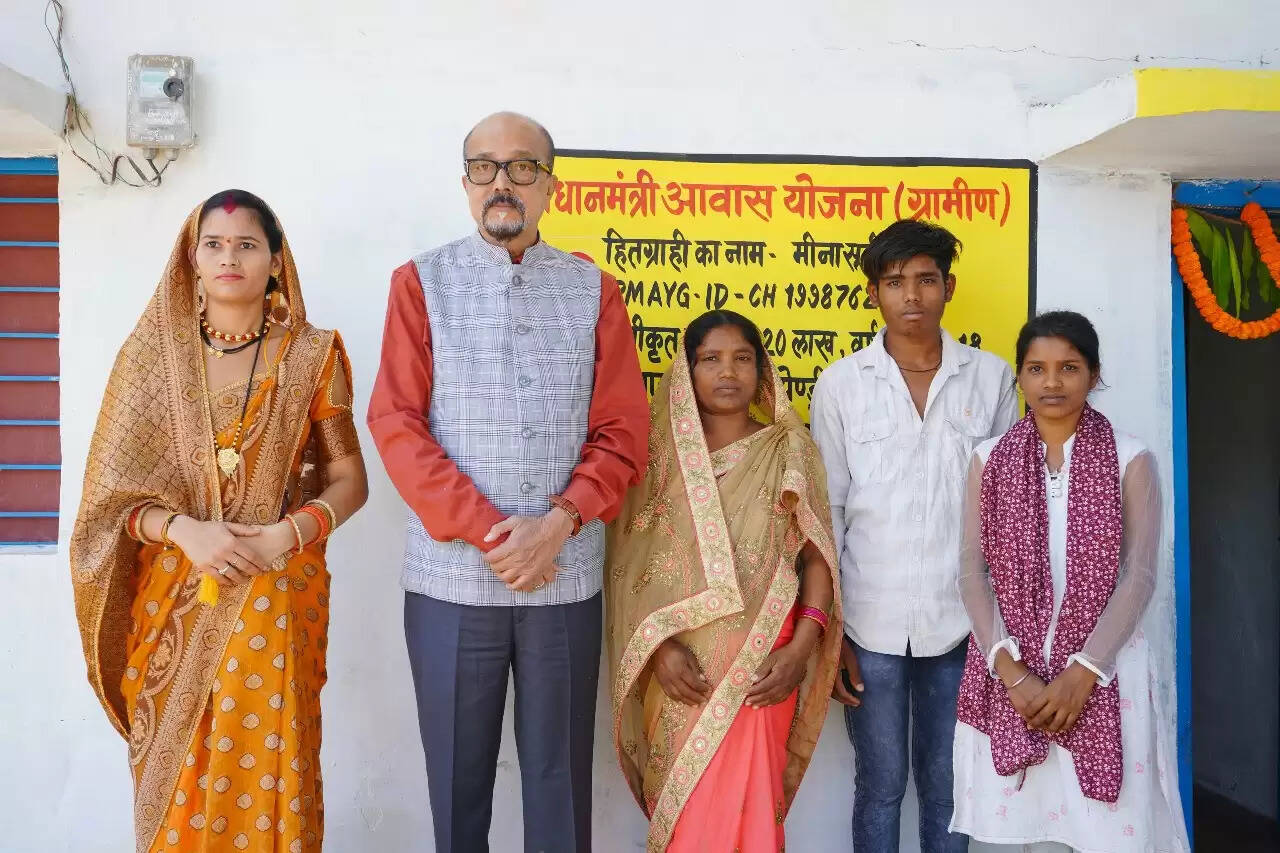 CG News: राज्यपाल डेका ने प्रधानमंत्री आवास योजना से लाभान्वित हितग्राहियों से की मुलाकात