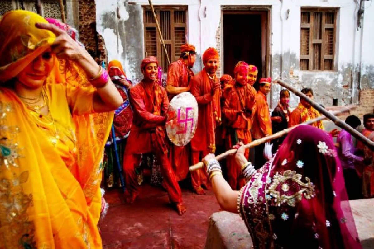 लट्ठमार होली 2022: बरसाने में आज खेली जाएगी लट्ठमार होली, जानें इतिहास और महत्व