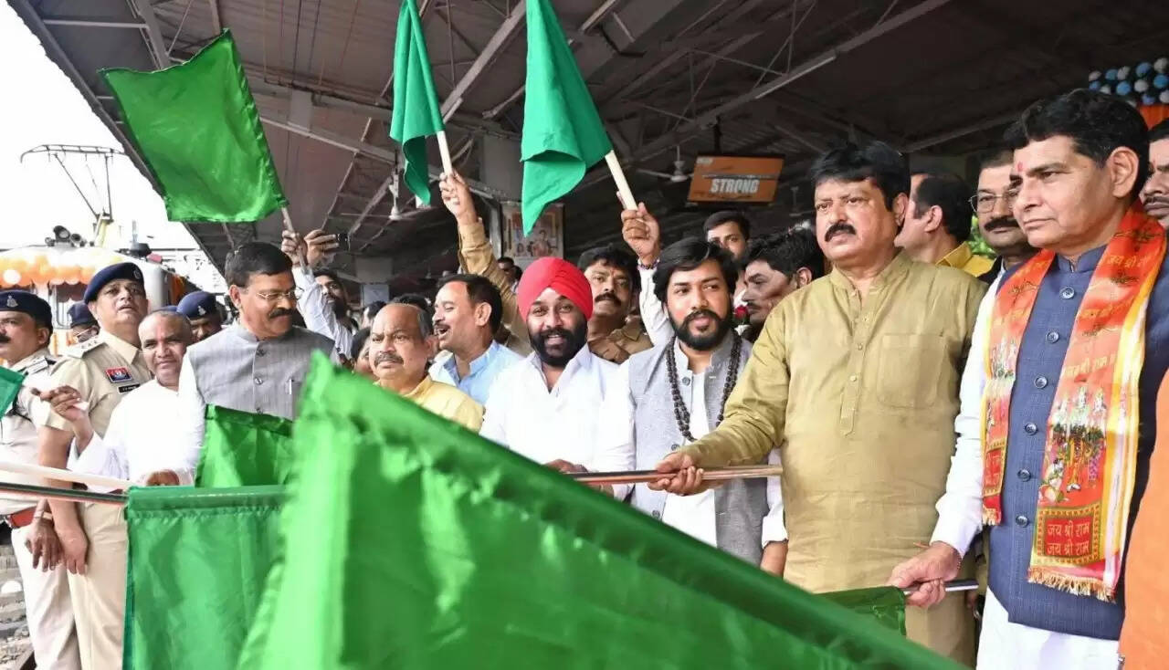 CG News: रजत जयंती वर्ष में सांस्कृतिक चेतना को नई उड़ान: ‘श्री रामलला दर्शन योजना’ अंतर्गत रायपुर से विशेष ट्रेन हुई रवाना