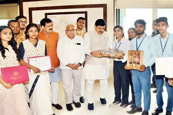 CM मोहन यादव से आईटीआई के मेधावी प्रशिक्षणार्थियों ने की सौजन्य भेंट