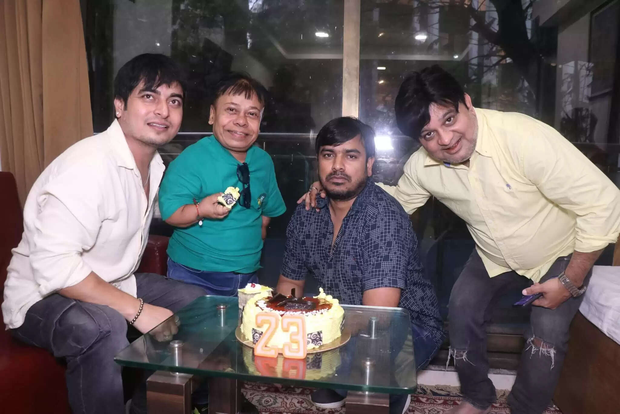 बॉलीवुड की कई प्रमुख हस्तियों ने फिल्म प्रचारक संजय भूषण पाटियाला का जन्मदिन मनाया