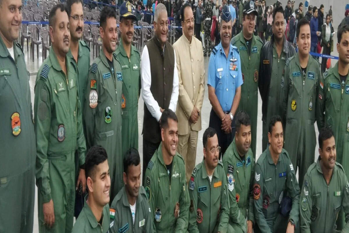 यूक्रेन से छात्रों के साथ हिंडन एयरफोर्स स्&zwj;टेशन पहुंचे जनरल वीके सिंह