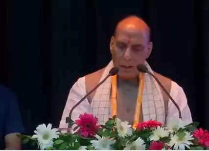Bihar News: रक्षा मंत्री राजनाथ सिंह पहुंचे पटना, भाजपा के राज्य कार्य समिति की बैठक में होंगे शामिल