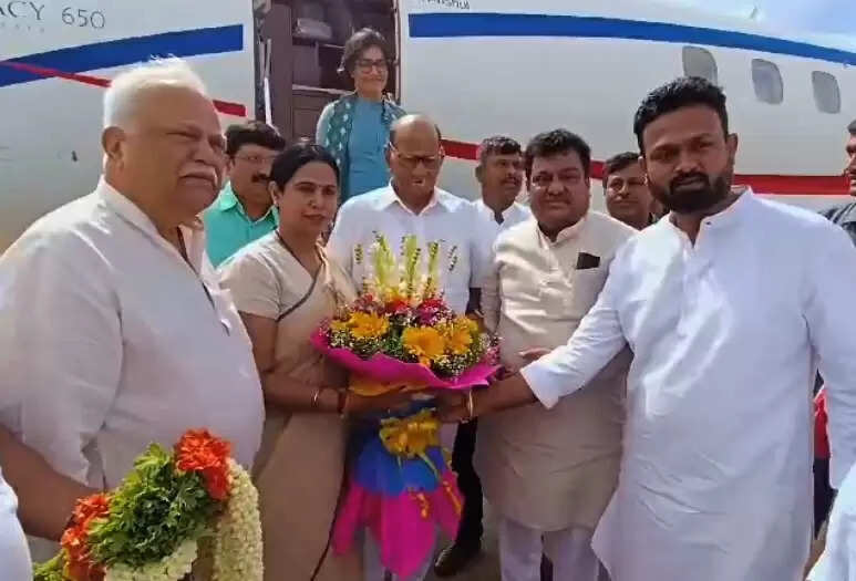 विपक्षी दलों की बैठक के लिए एनसीपी के अध्यक्षशरद पवार पहुंचे बेंगलुरु