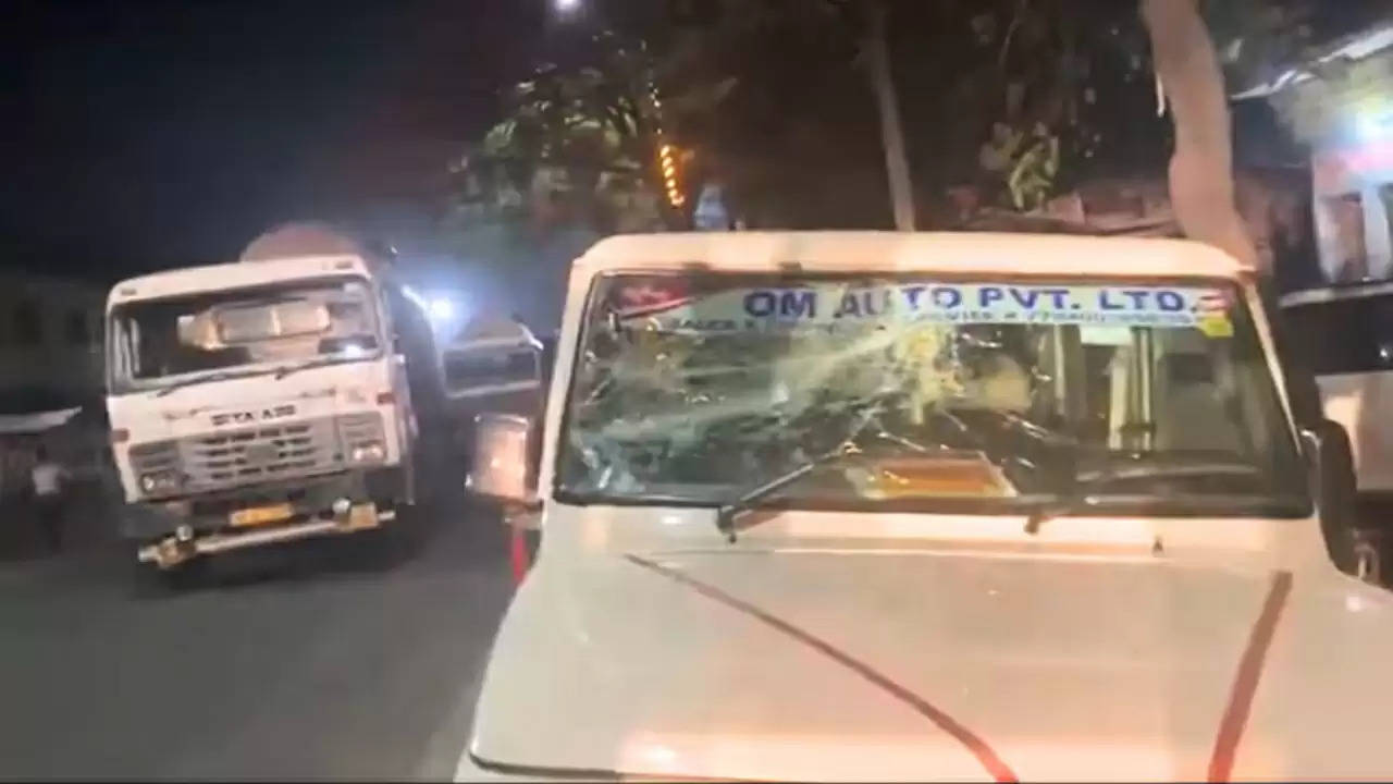 Amethi News: गौरीगंज में कांग्रेस कार्यालय के बाहर खड़ी गाड़ियों में की गई तोड़फोड़, पुलिस ने दर्ज की FIR
