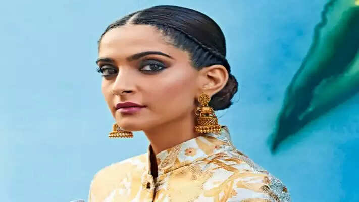 आपके लुक्स को देख फ्लैट होगा हर लड़का, बस लगाएं स्टाइलिश और अट्रैक्टिव नेकलाइन का तड़का