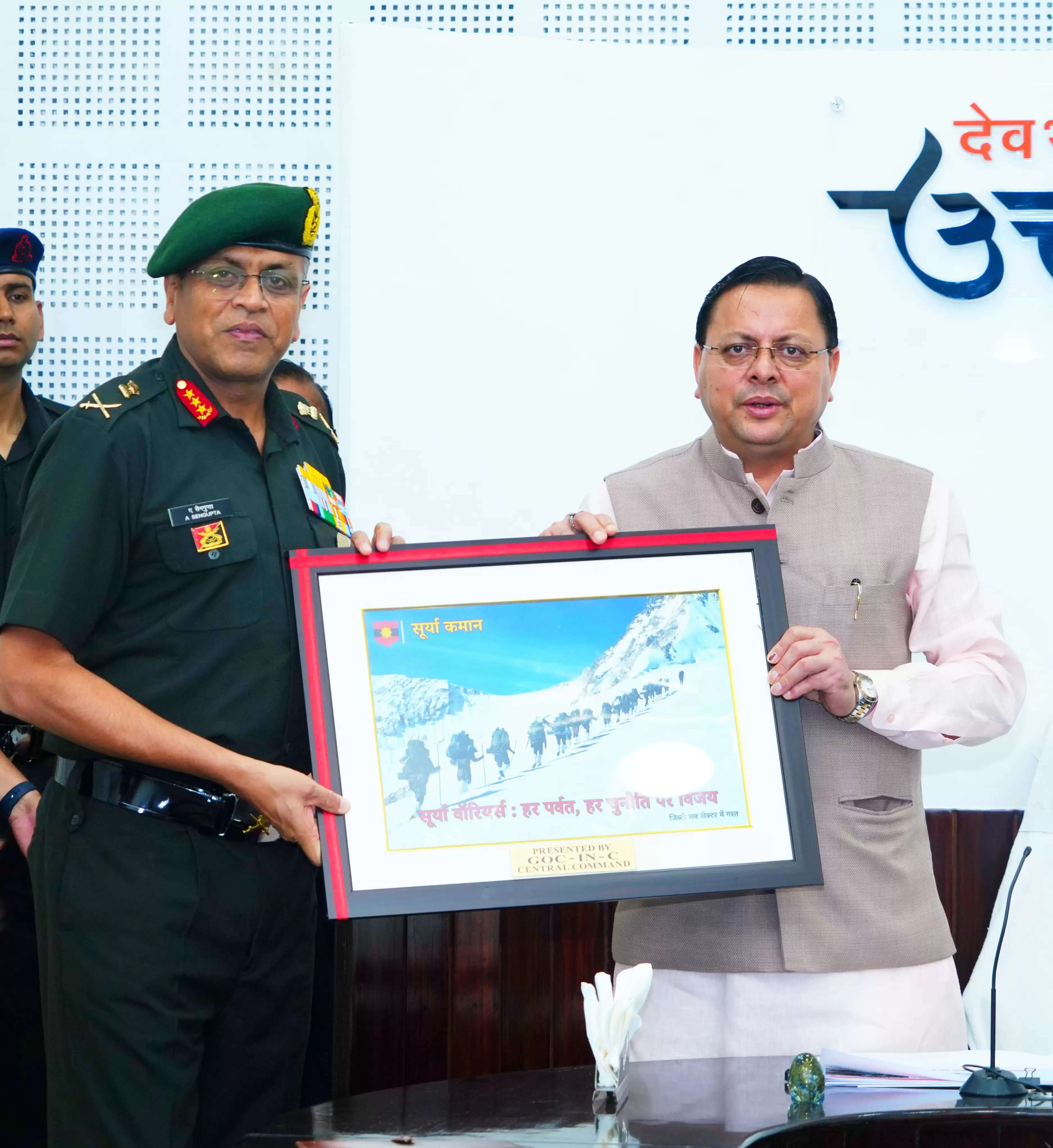 सीएम धामी से भारतीय सेना की मध्य कमान के जनरल ऑफिसर कमांडिंगइनचीफ लेफ्टिनेंट जनरल अनिन्द्य सेनगुप्ता ने की शिष्टाचार भेंट।