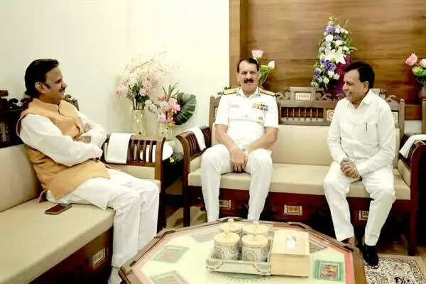 नौसेना प्रमुख एडमिरल दिनेश त्रिपाठी ने डिप्टी सीएम जगदीश देवड़ा से की शिष्टाचार भेंट 